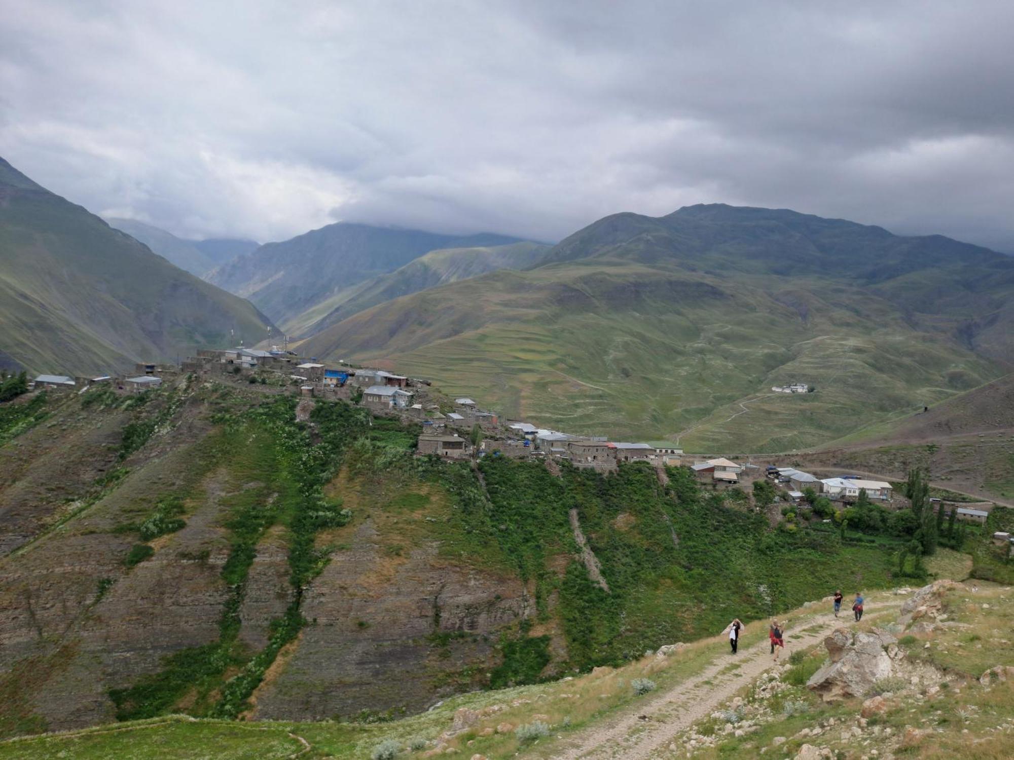 Xinaliq Khinalig Izzet'S Riverside Home Stay Exterior photo